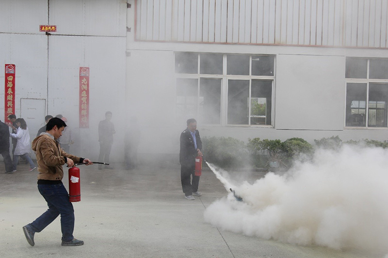 警報(bào)響起，員工撤離現(xiàn)場(chǎng)