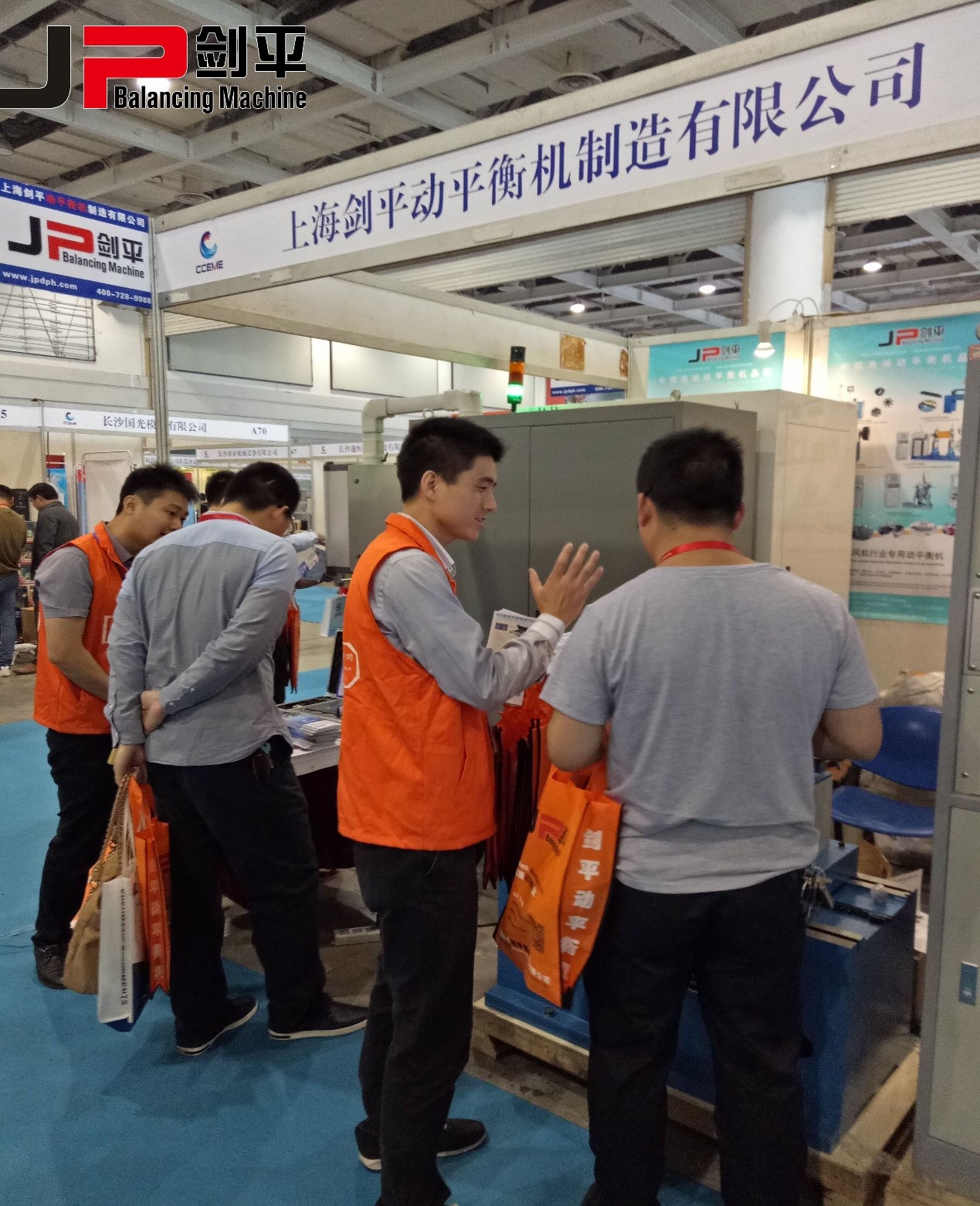 客戶在湖南展會咨詢動平衡機