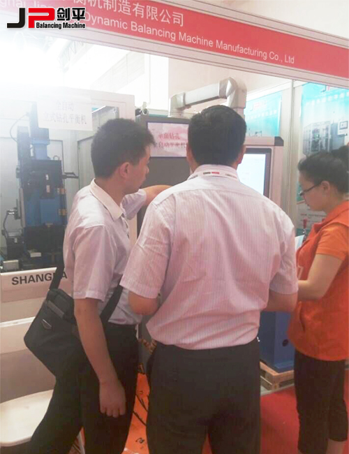 劍平動平衡機客戶咨詢現(xiàn)場