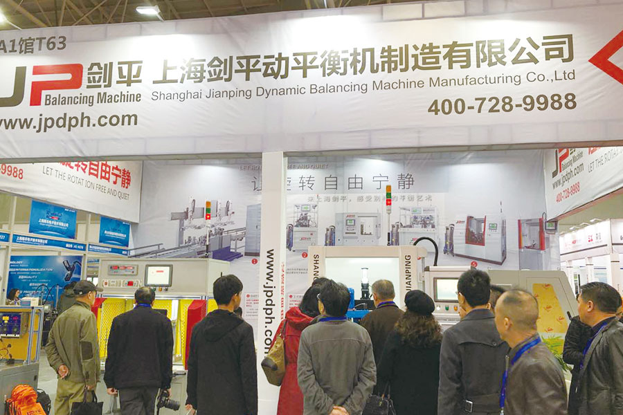 展會(huì)客戶(hù)現(xiàn)場(chǎng)圍觀(guān)咨詢(xún)